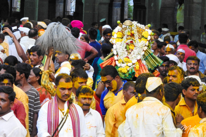 Devotees carrying the idol